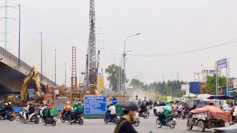 Công trình Nút giao An Phú thi công kéo dài, chiếm dụng mặt đường, gây bụi và cản trở giao thông đi lại (Ảnh: QUÝ HIỀN)