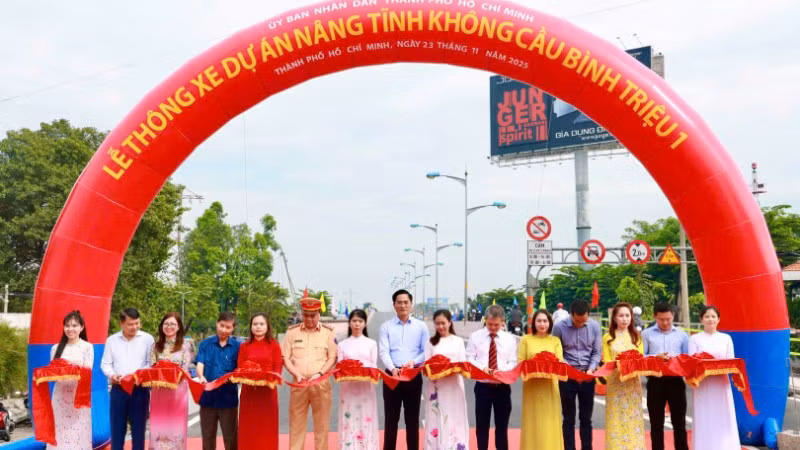 Sở Xây dựng Thành phố Hồ Chí Minh) tổ chức lễ thông xe cầu Bình Triệu 1 sau khi nâng tĩnh không cầu lên thành 7m. (Ảnh: VÕ LÊ)