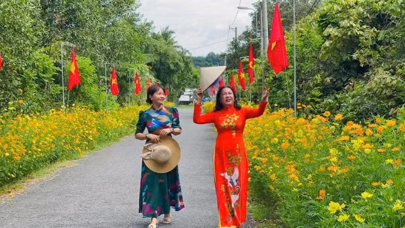 Những "đường hoa tự quản" mang lại sạch đẹp cho khu dân cư, lan tỏa thông điệp sống xanh-sạch-đẹp đến cộng đồng trên địa bàn xã Nhuận Đức (ảnh: QUÝ HIỀN)