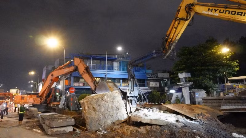 Thi công tuyến Metro số 2 (Bến Thành-Tham Lương) đoạn ga Bảy Hiền. (Ảnh: VÕ LÊ)