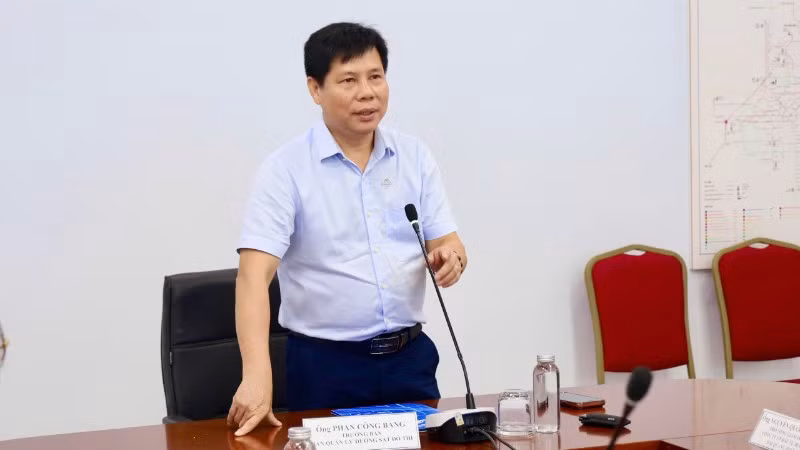 Ông Phan Công Bằng, Trưởng Ban Quản lý Đường sắt đô thị Thành phố Hồ Chí Minh (MAUR) thông tin với báo chí về công tác trọng tâm trong tháng 6 liên quan đến các dự án metro. (Ảnh: VÕ LÊ)