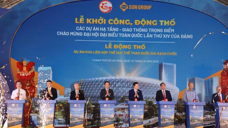 Các đồng chí nguyên lãnh đạo Trung ương, lãnh đạo Thành ủy Thành phố Hồ Chí Minh nhấn nút động thổ dự án Khu Liên hợp Thể dục Thể thao Quốc gia Rạch Chiếc. (Ảnh: QUANG QUÝ)