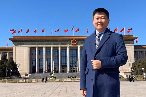Ông Thẩm Thi Vĩ tại Đại lễ đường Nhân dân, nơi diễn ra các kỳ họp thường niên của Nhân Đại toàn quốc Trung Quốc. (Ảnh do nhân vật cung cấp)
