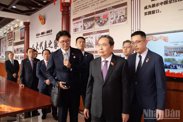 Chủ tịch Quốc hội Trần Thanh Mẫn nghe giới thiệu về mô hình lập pháp tiêu biểu ở thủ đô Bắc Kinh, Trung Quốc. (Ảnh: HỮU HƯNG-VI SA)