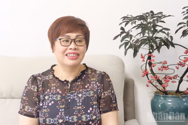 Giáo sư Phan Kim Nga trả lời phỏng vấn của phóng viên Báo Nhân Dân thường trú tại Trung Quốc.