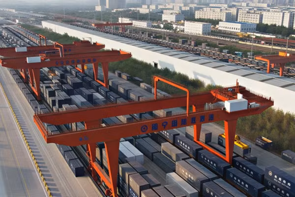 Cầu trục bốc xếp container ở Cảng đường sắt quốc tế Nam Ninh. (Ảnh: Mạng tin tức Quảng Tây)