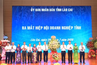 Lãnh đạo tỉnh Lào Cai tặng hoa chúc mừng Hiệp hội doanh nghiệp tỉnh.