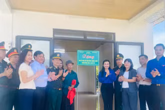 Cắt băng, trao nhà mới cho người dân.