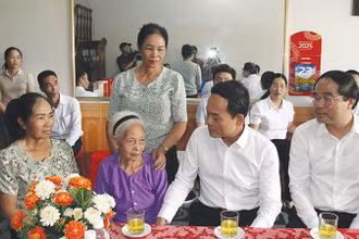 Đồng chí Trần Lưu Quang, Bí thư Trung ương Đảng, Trưởng Ban Chính sách, chiến lược Trung ương thăm, tặng quà các gia đình chính sách.