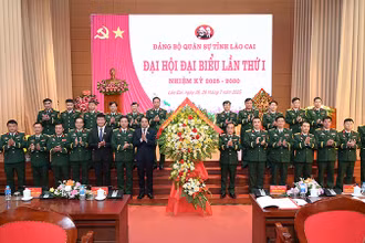 Đại biểu cấp trên tặng hoa chúc mừng Ban chấp hành Đảng bộ Quân sự tỉnh Lào Cai, nhiệm kỳ 2025-2030.