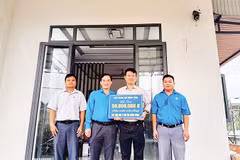 Bàn giao nhà “Mái ấm Công đoàn” cho gia đình anh Phạm Thanh Hùng, Công đoàn cơ sở Bệnh viện đa khoa khu vực Ia H'Drai.
