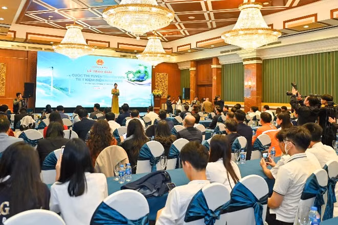 Toàn cảnh Lễ trao giải Cuộc thi “Tuyên truyền viên tiết kiệm điện năm 2025”.