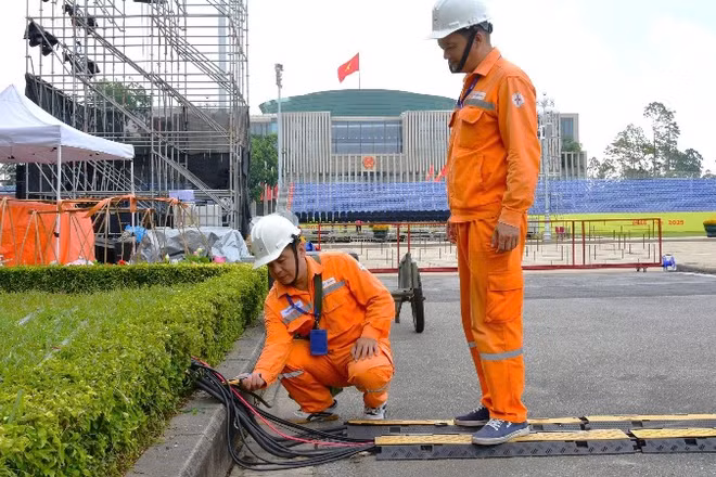 EVNHANOI kiểm tra tình trạng vận hành hệ thống điện tại Quảng trường Ba Đình. (Ảnh: EVNHANOI)