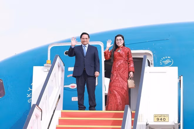 Thủ tướng Phạm Minh Chính và Phu nhân bắt đầu chuyến thăm chính thức Nhà nước Kuwait. (Ảnh: TTXVN)