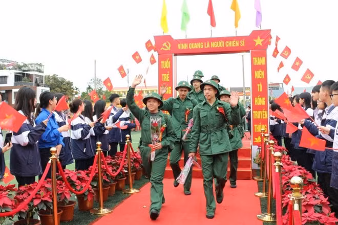 Thanh niên Hải Phòng hăng hái lên đường nhập ngũ. (Ảnh: ĐÀM THANH)