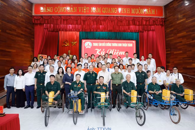 Tổng Bí thư, Chủ tịch nước Tô Lâm và đại biểu với các cán bộ và thương binh, bệnh binh tại Trung tâm Điều dưỡng thương binh Thuận Thành. (Ảnh: Thống Nhất/TTXVN)