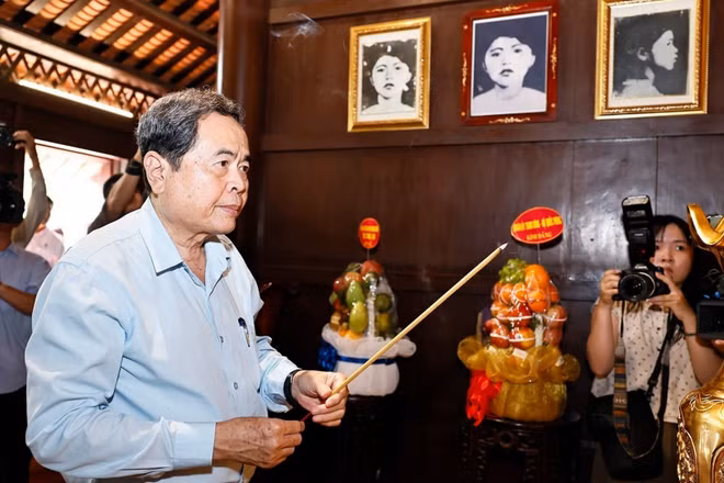Chủ tịch Quốc hội Trần Thanh Mẫn dâng hương, dâng hoa tại Công viên Tượng đài, Nhà lưu niệm Anh hùng liệt sĩ Võ Thị Sáu. (Ảnh: Doãn Tấn/TTXVN)