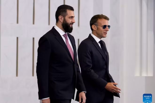 Tổng thống Pháp Emmanuel Macron (bên phải) và Tổng thống lâm thời Syria Ahmed al-Sharaa trước cuộc gặp tại Cung điện Nhân Dân ở Syria. (Ảnh: TÂN HOA XÃ)