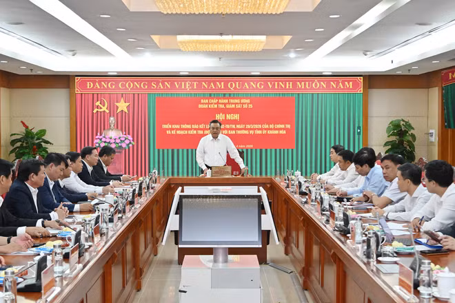 Đồng chí Trần Sỹ Thanh, Ủy viên Bộ Chính trị, Bí thư Trung ương Đảng, Chủ nhiệm Ủy ban Kiểm tra Trung ương, Trưởng đoàn Kiểm tra số 25 chủ trì hội nghị. (Ảnh: THỦY NGUYÊN)