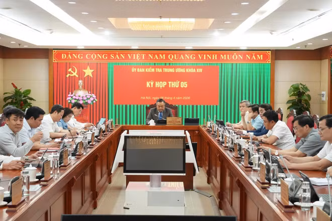 Đồng chí Trần Sỹ Thanh, Ủy viên Bộ Chính trị, Bí thư Trung ương Đảng, Chủ nhiệm Ủy ban Kiểm tra Trung ương chủ trì kỳ họp thứ 5. (Ảnh: THỦY NGUYÊN)