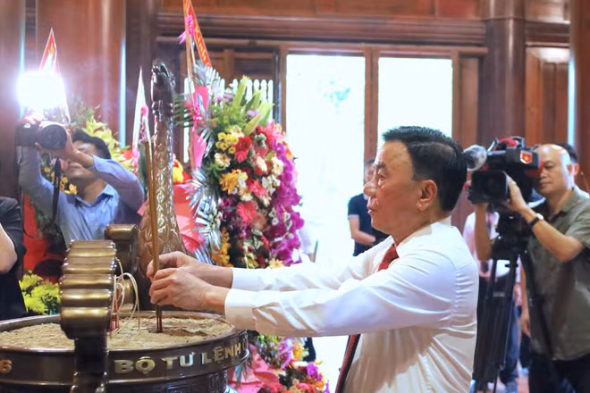 Thường trực Ban Bí thư Trần Cẩm Tú và Đoàn công tác Trung ương đến dâng hoa, dâng hương tưởng niệm Chủ tịch Hồ Chí Minh tại Khu di tích quốc gia đặc biệt Kim Liên.
