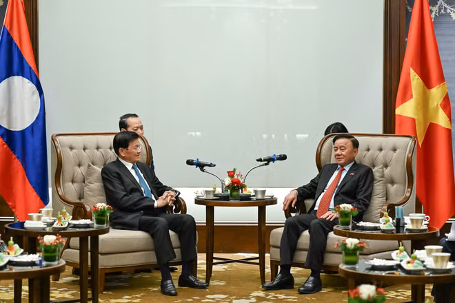 Thường trực Ban Bí thư Trần Cẩm Tú và Tổng Bí thư, Chủ tịch nước Lào Thongloun Sisoulith. (Ảnh: DUY LINH)