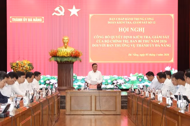 Đồng chí Trần Cẩm Tú, Ủy viên Bộ Chính trị, Thường trực Ban Bí thư phát biểu chỉ đạo tại hội nghị triển khai Quyết định kiểm tra, giám sát đối với Ban Thường vụ Thành ủy Đà Nẵng.