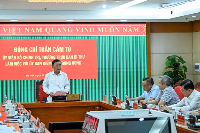 Thường trực Ban Bí thư Trần Cẩm Tú chủ trì buổi làm việc với Ủy ban Kiểm tra Trung ương. (Ảnh: DUY LINH)