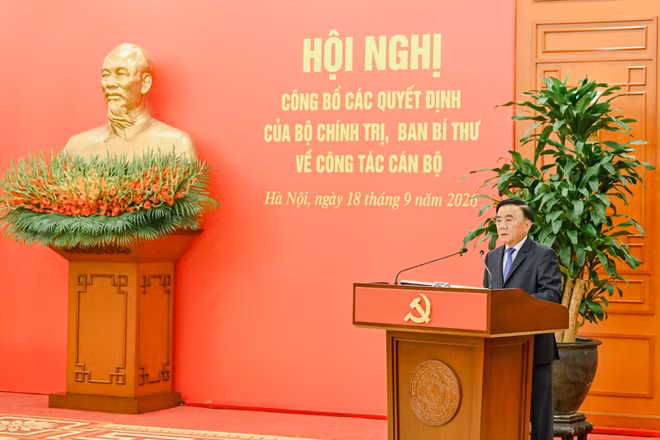 Thường trực Ban Bí thư Trần Cẩm Tú phát biểu chúc mừng và giao nhiệm vụ cho các đồng chí được phân công, điều động đảm nhiệm vị trí công tác mới. (Ảnh: DUY LINH)