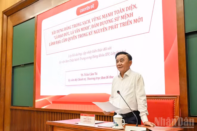 Đồng chí Trần Cẩm Tú, Ủy viên Bộ Chính trị, Thường trực Ban Bí thư giới thiệu và trao đổi chuyên đề Xây dựng Đảng với các đồng chí Ủy viên Trung ương Đảng (lớp thứ 2). (Ảnh: DUY LINH)