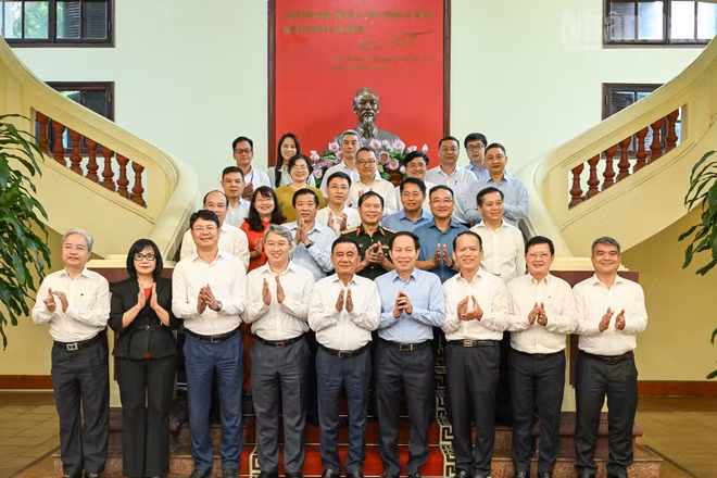 Thường trực Ban Bí thư Trần Cẩm Tú với lãnh đạo Bộ Tư pháp và các đại biểu. (Ảnh: DUY LINH)