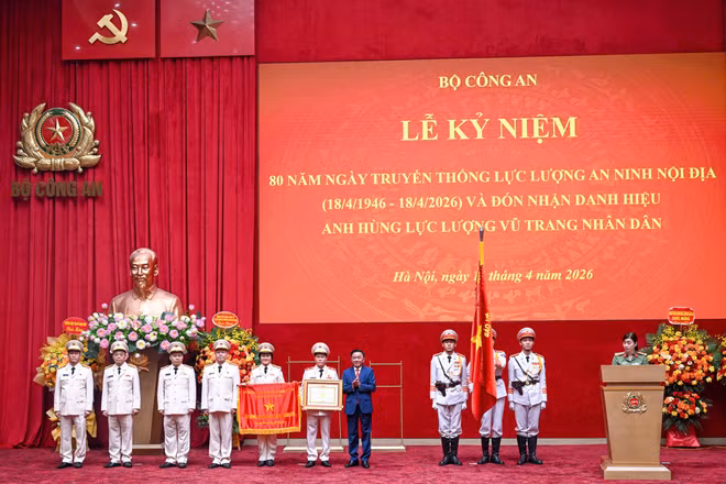 Thường trực Ban Bí thư Trần Cẩm Tú trao danh hiệu Anh hùng lực lượng vũ trang nhân dân tặng lực lượng An ninh nội địa. (Ảnh: DUY LINH)