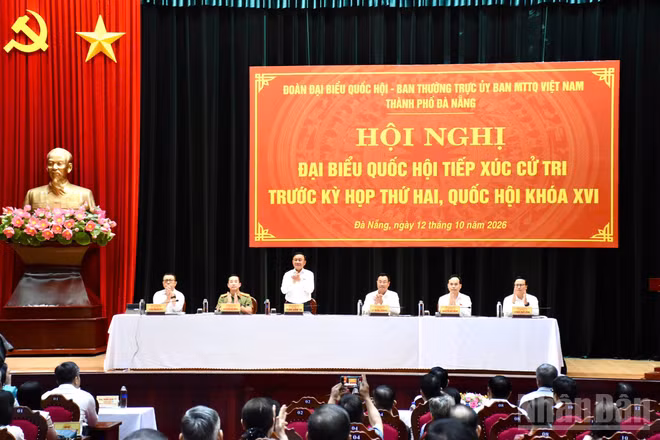 Thường trực Ban Bí thư Trần Cẩm Tú, đại biểu Quốc hội khóa XVI đơn vị thành phố Đà Nẵng dự hội nghị tiếp xúc cử tri trước Kỳ họp thứ hai, Quốc hội khóa XVI.