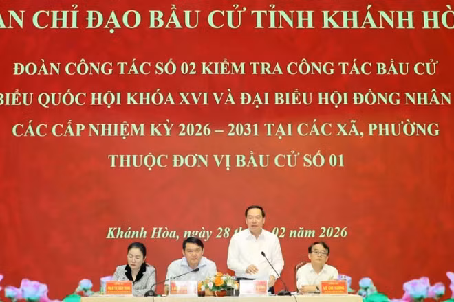 Đồng chí Hồ Xuân Trường, Ủy viên dự khuyết Trung ương Đảng, Phó Bí thư Thường trực Tỉnh ủy, Phó Trưởng Ban Chỉ đạo bầu cử tỉnh Khánh Hòa phát biểu tại buổi làm việc với các xã, phường về công tác chuẩn bị bầu cử.