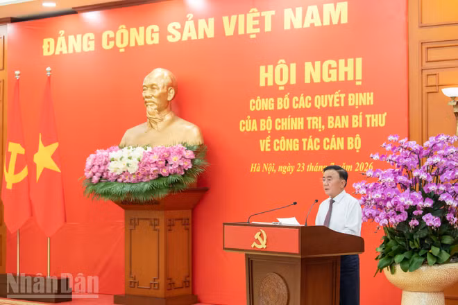 Đồng chí Trần Cẩm Tú, Ủy viên Bộ Chính trị, Thường trực Ban Bí thư dự và trao các quyết định về công tác cán bộ. (Ảnh: THẾ ĐẠI)