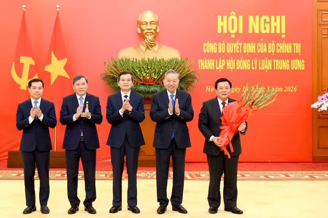 Tổng Bí thư Tô Lâm trao Quyết định của Bộ Chính trị thành lập Hội đồng Lý luận Trung ương nhiệm kỳ 2026-2031. (Ảnh: ĐĂNG KHOA)
