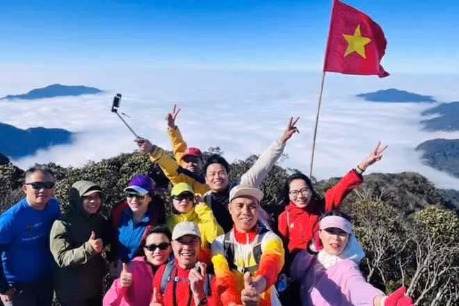 Tự hào Tổ quốc trên đỉnh Tây Côn Lĩnh.