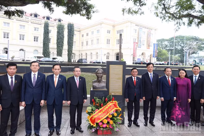 Thường trực Ban Bí thư Trần Cẩm Tú cùng Đoàn đại biểu cấp cao Việt Nam tới dâng hoa tưởng niệm Chủ tịch Hồ Chí Minh tại tượng Chủ tịch Hồ Chí Minh trong khuôn viên Bảo tàng Văn minh châu Á.