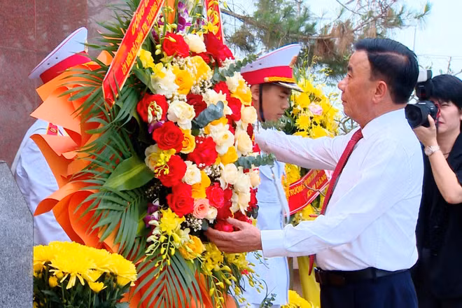 Thường trực Ban Bí thư Trần Cẩm Tú cùng Đoàn công tác của Trung ương dâng hoa, dâng hương tưởng niệm Tổng Bí thư Trần Phú.