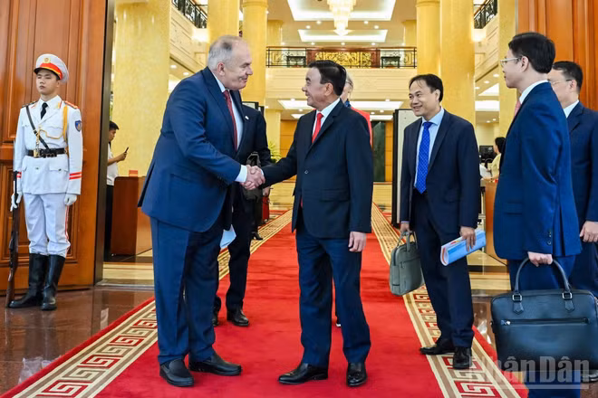 Thường trực Ban Bí thư Trần Cẩm Tú nhiệt liệt chào mừng Chủ tịch Thürmer Gyula và Đoàn đại biểu Đảng Công nhân Hungary, nhân dịp Đoàn thăm và làm việc tại Việt Nam. Ảnh (DUY LINH)