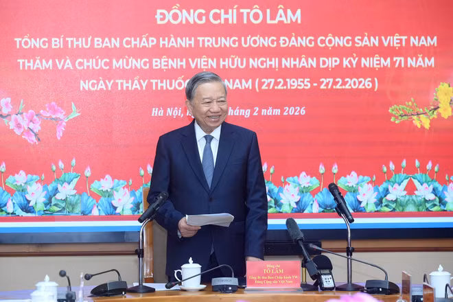Tổng Bí thư Tô Lâm phát biểu chúc mừng cán bộ, nhân viên y tế Bệnh viện Hữu Nghị, nhân dịp kỷ niệm 71 năm Ngày Thầy thuốc Việt Nam (27/2/1955-27/2/2026). (Ảnh: ĐĂNG KHOA)