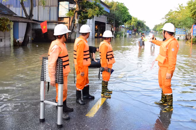 Công nhân EVNHANOI kiểm tra hiện trường tại khu vực Sóc Sơn, thành phố Hà Nội. 
