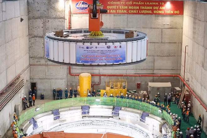 Lắp đặt thành công rotor tổ máy số 2-Dự án thủy điện Hòa Bình mở rộng. (Ảnh: LÊ CHI)
