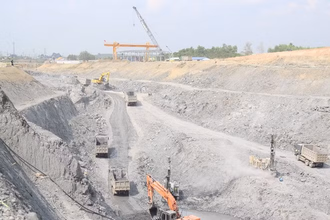 Ngay sau kỳ nghỉ Tết, công trường Thủy điện Trị An mở rộng nhanh chóng vào nhịp thi công sôi động, thể hiện khí thế lao động quyết tâm hoàn thành dự án đúng tiến độ. 