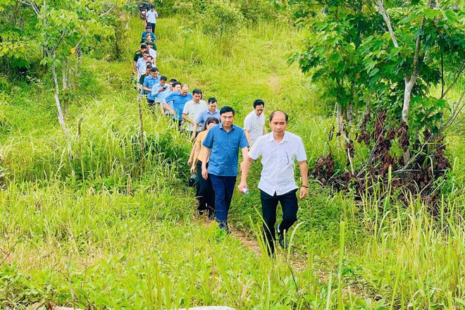 Đồng chí Lê Quang Trinh (người đi đầu), Chủ tịch Ủy ban nhân dân xã Si Pa Phìn cùng các đồng chí lãnh đạo tỉnh Điện Biên kiểm tra tiến độ thực hiện các dự án hỗ trợ sản xuất trên địa bàn xã Si Pa Phìn