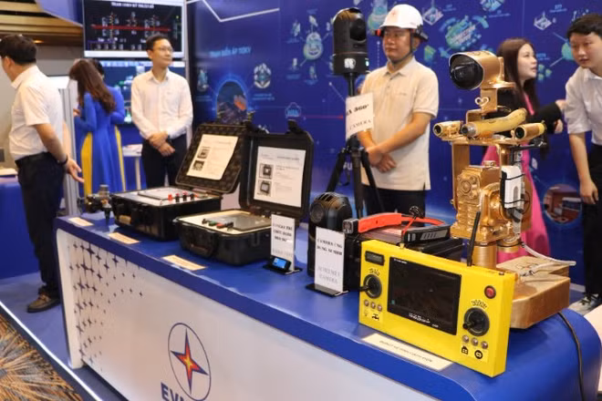 Các sản phẩm trưng bày của gian hàng EVNNPC tại Techshow 2025.