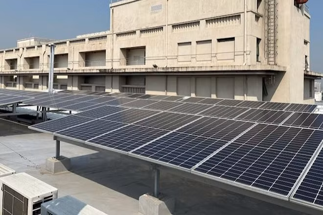 Điện mặt trời mái nhà giúp tiết kiệm chi phí điện năng. 