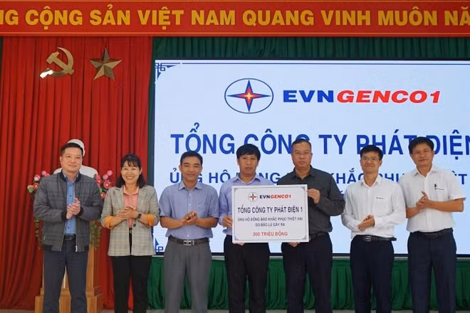 Đồng chí Lê Hải Đăng, Tổng giám đốc EVNGENCO1 đại diện trao tặng kinh phí ủng hộ tại xã Ninh Gia, tỉnh Lâm Đồng. 