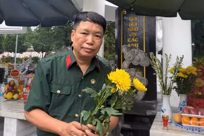 Đại tá, nhà văn Đặng Vương Hưng tại Nghĩa trang liệt sĩ Vị Xuyên