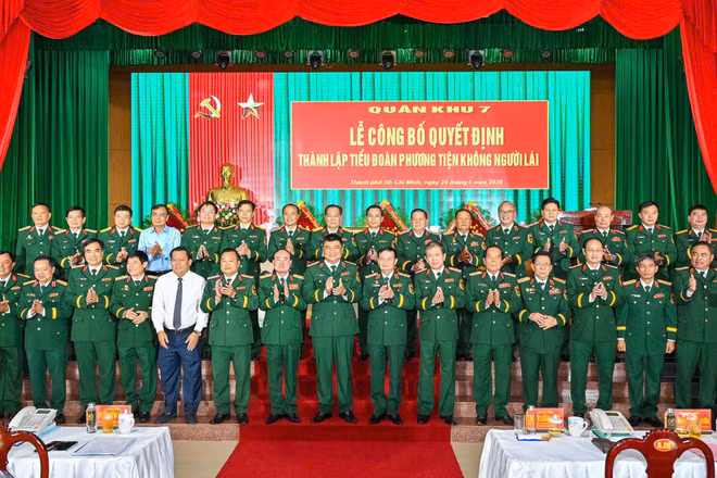 Quang cảnh lễ công bố thành lập Tiểu đoàn Phương tiện không người lái thuộc Quân khu 7. 